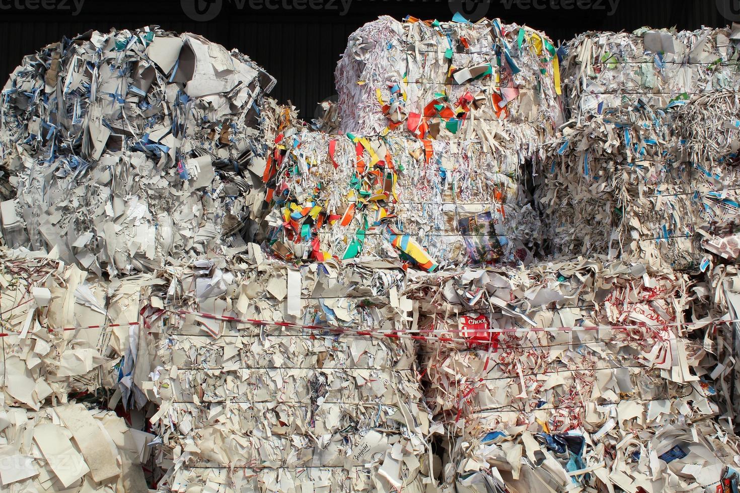 pile de tas de carton en carton préparé pour le recyclage sur l'usine. concept de mode de vie écologique zéro déchet. technologie de conversation environnementale. tri des ordures. l'écologie réutilise l'idée du monde vert. photo