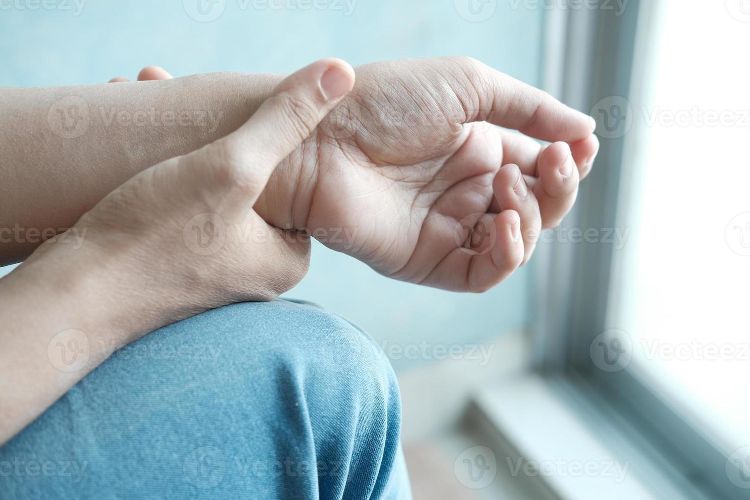 mains de la jeune femme souffrant de douleurs au poignet photo