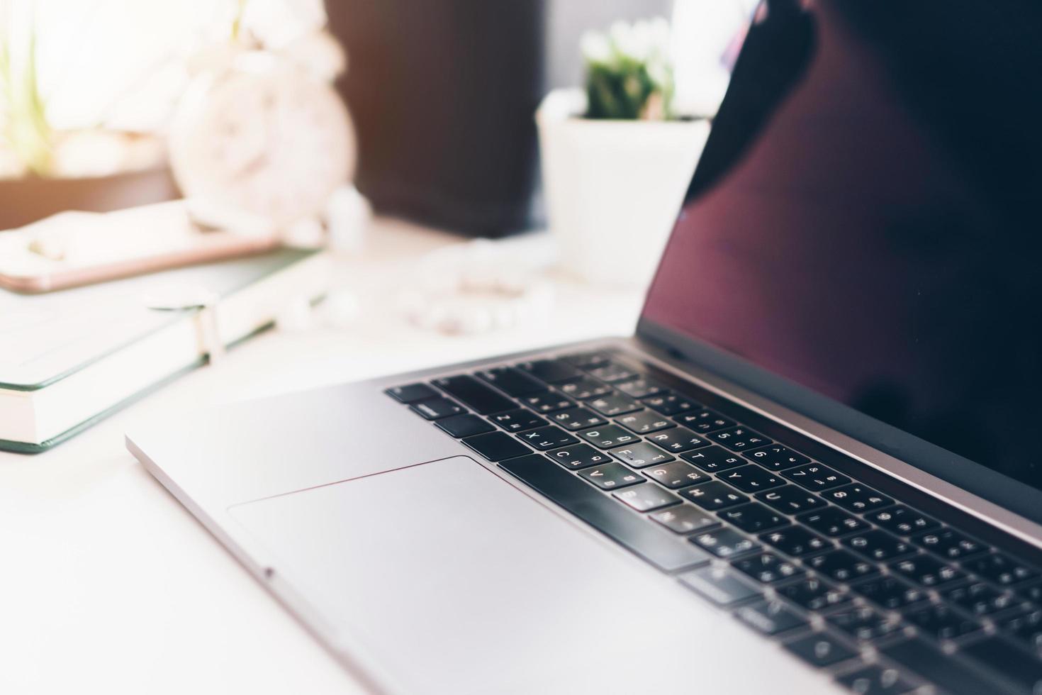 ordinateur portable sur le bureau photo