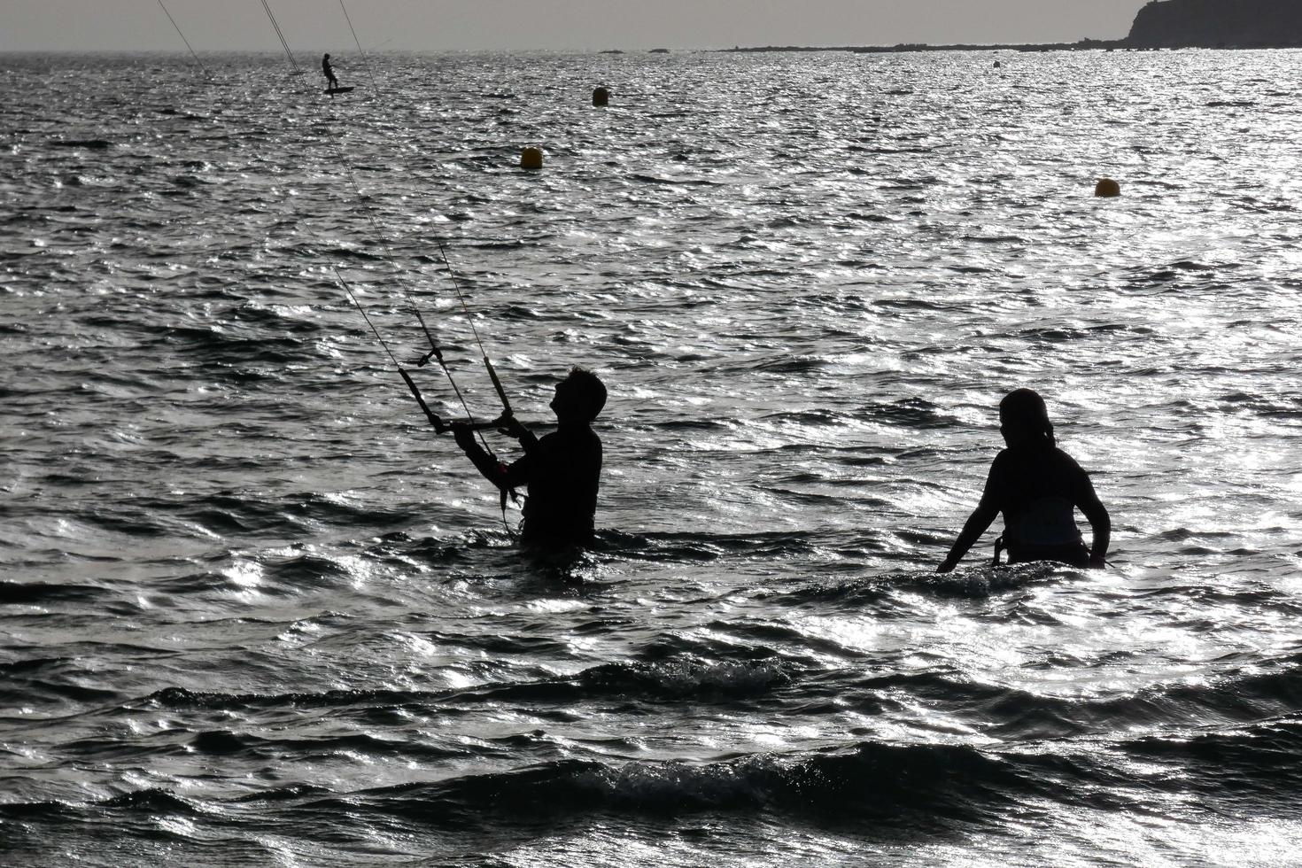 planche à voile, kitesurf, sports nautiques et éoliens propulsés par des voiles ou des cerfs-volants photo