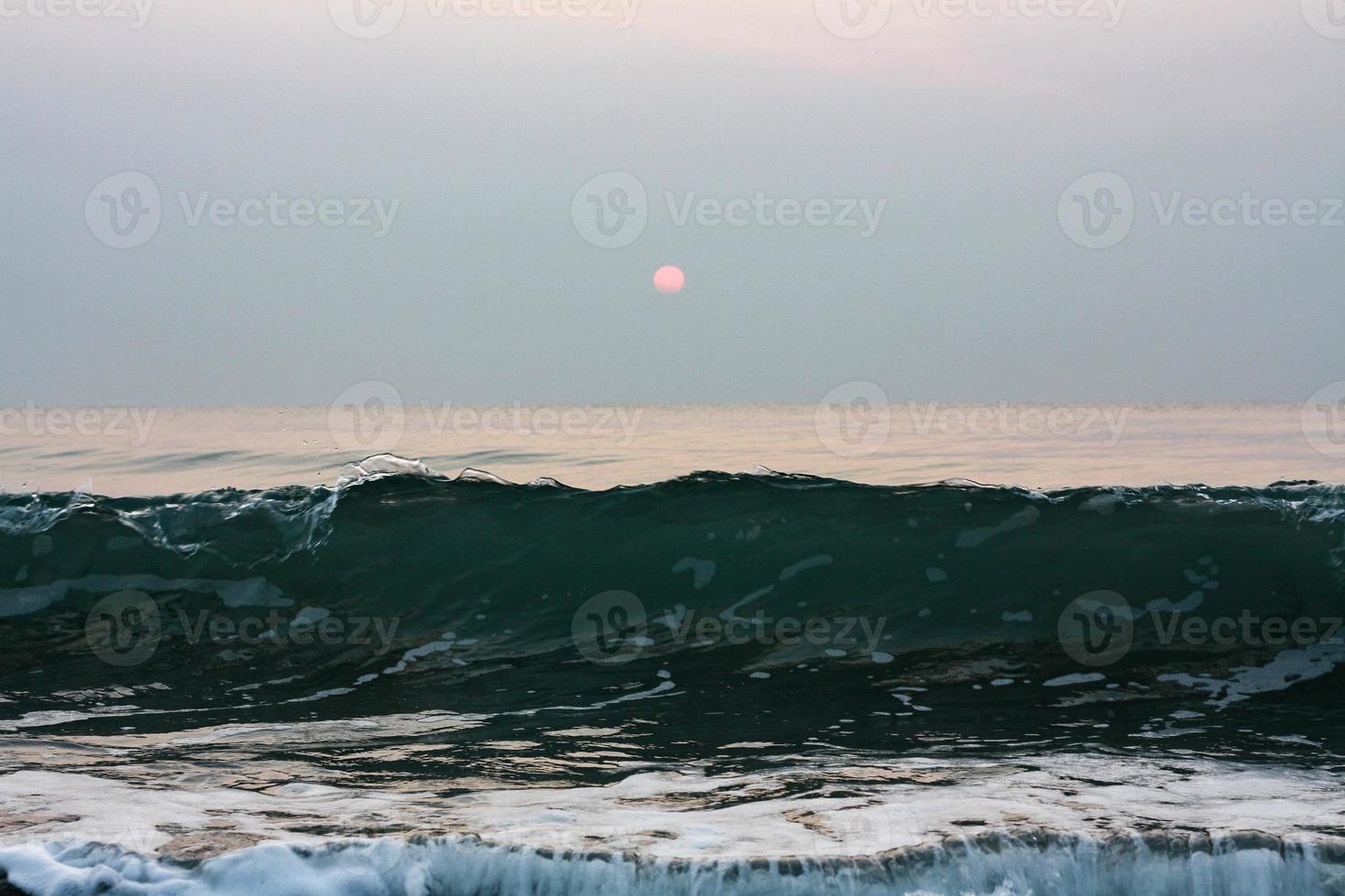 bulles sur d'or plage avec océan l'eau dans le Matin à Thaïlande des plages. photo