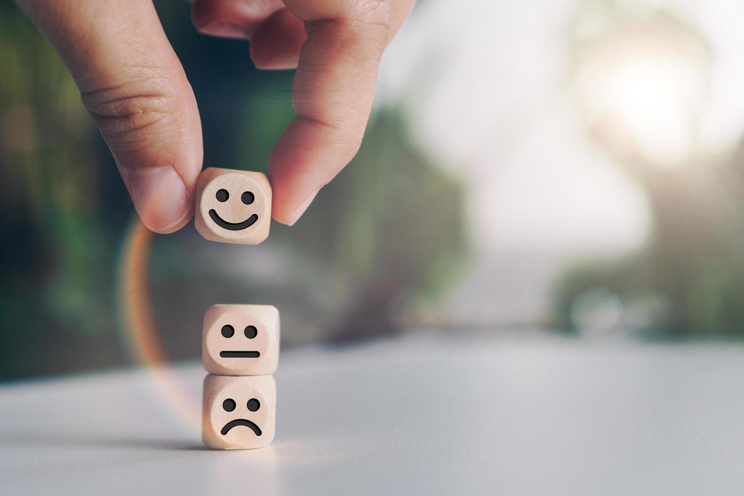 icônes de visage souriant sur des cubes en bois photo