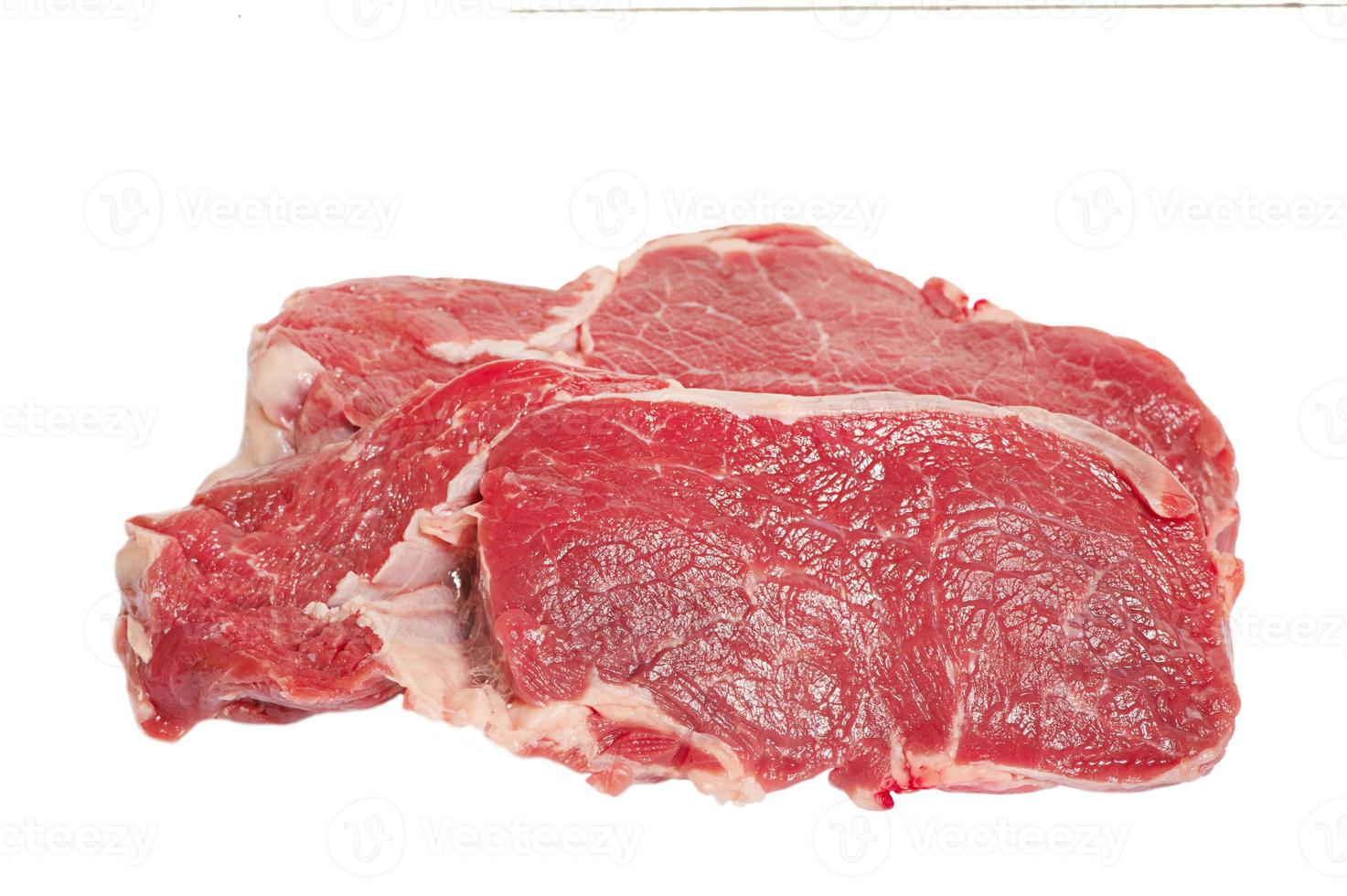 une pièce de brut Viande sur une blanc Contexte. du boeuf steak isoler sur blanche. photo