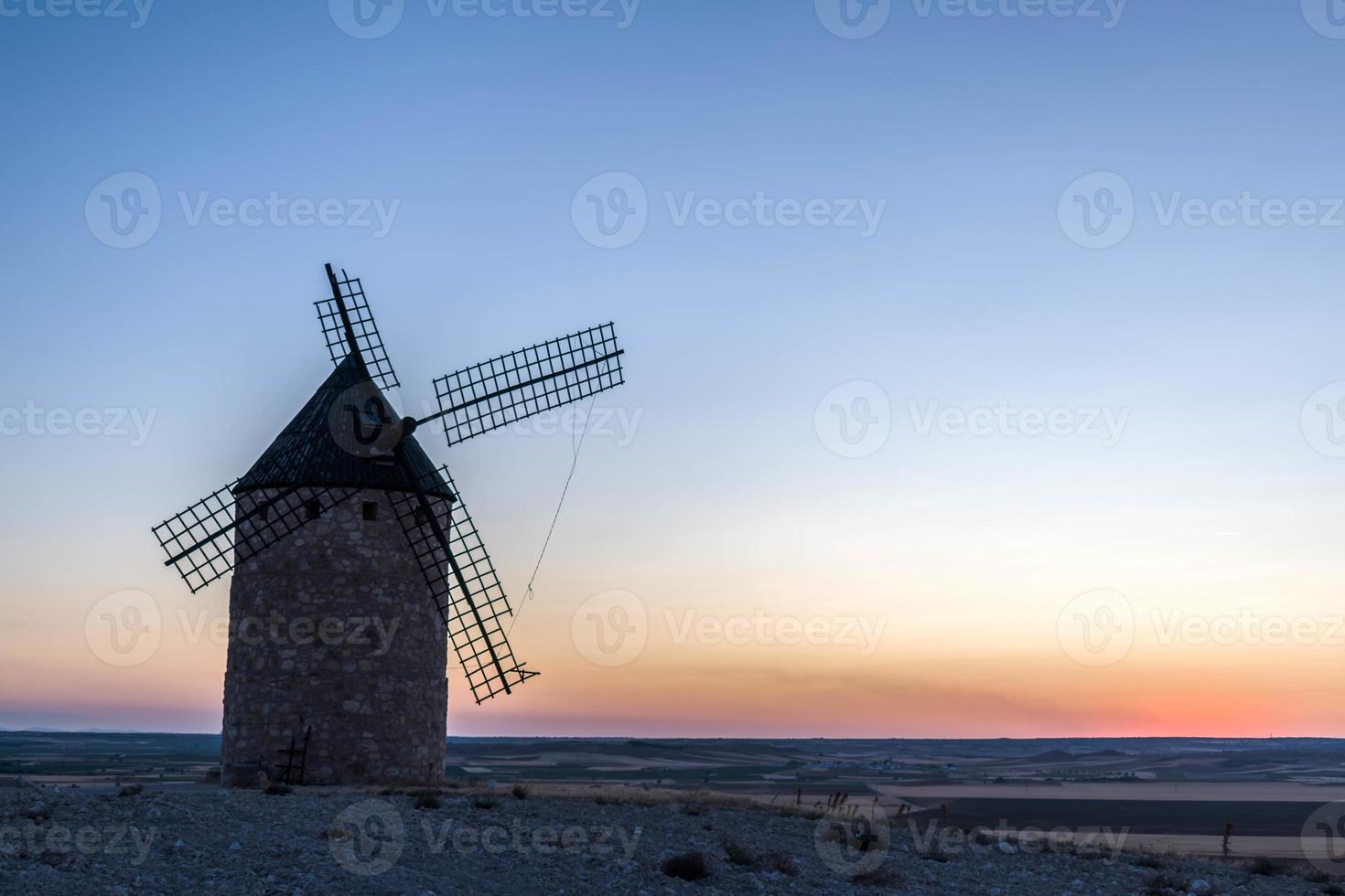 ancien moulin à vent au coucher du soleil photo