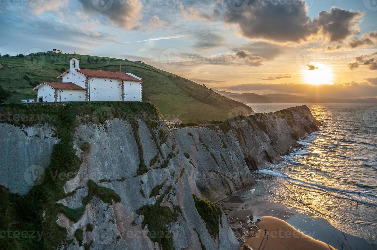 église sur falaise au coucher du soleil photo