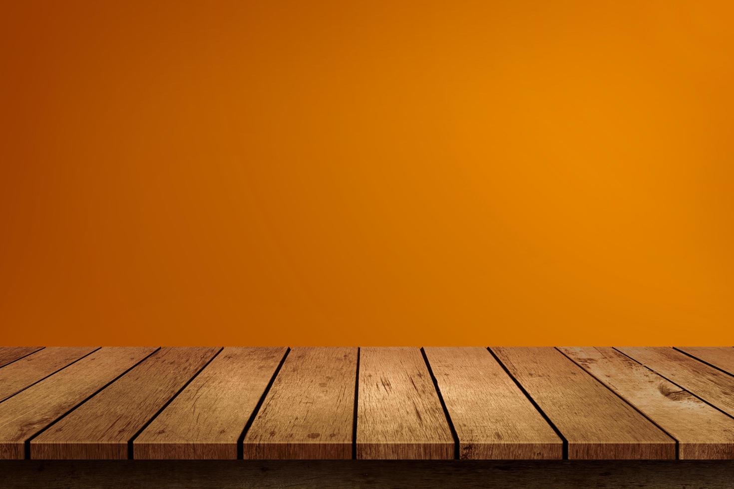 mur orange et table en bois photo