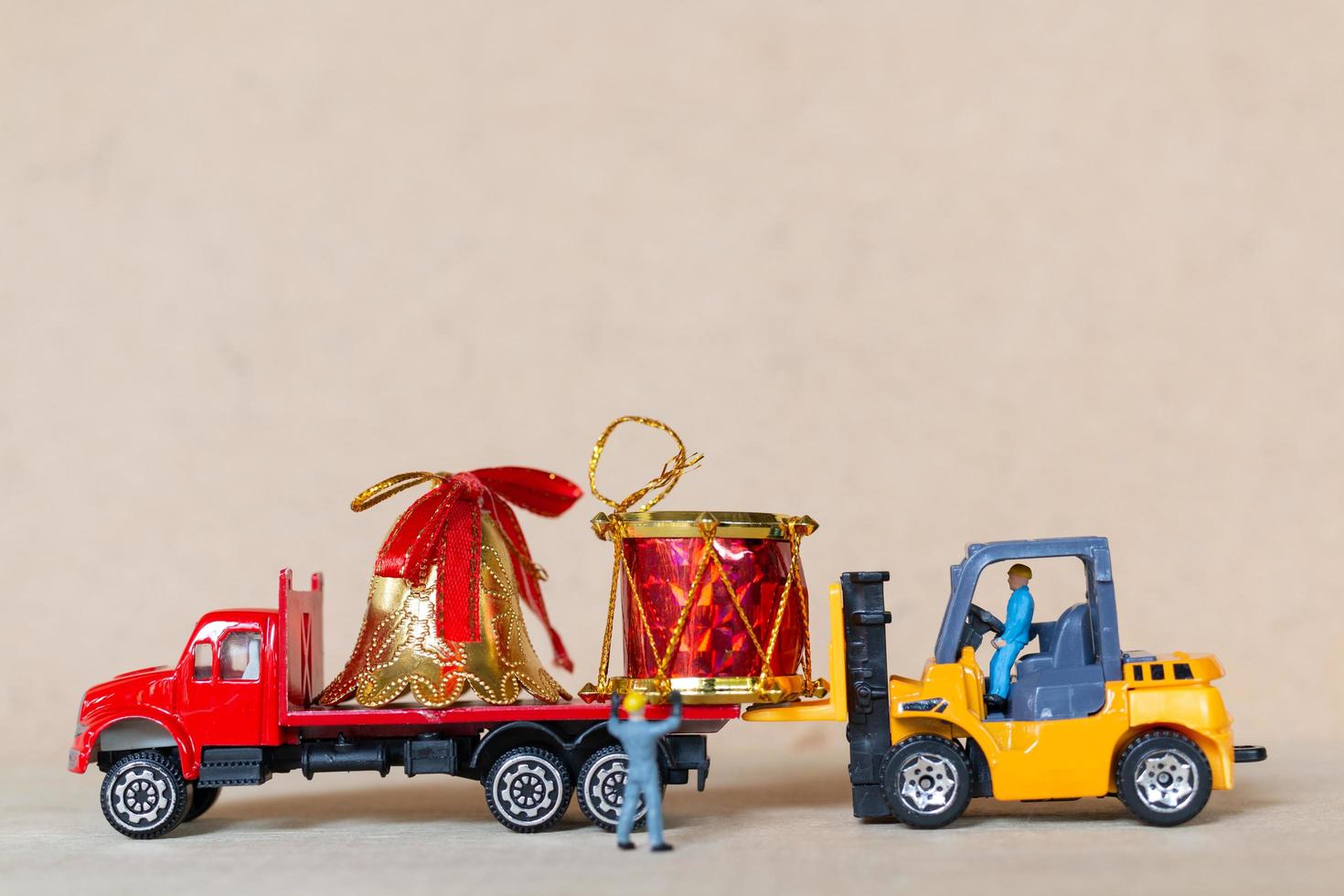 travailleurs miniatures travaillant sur les décorations de Noël, Noël et bonne année concept photo