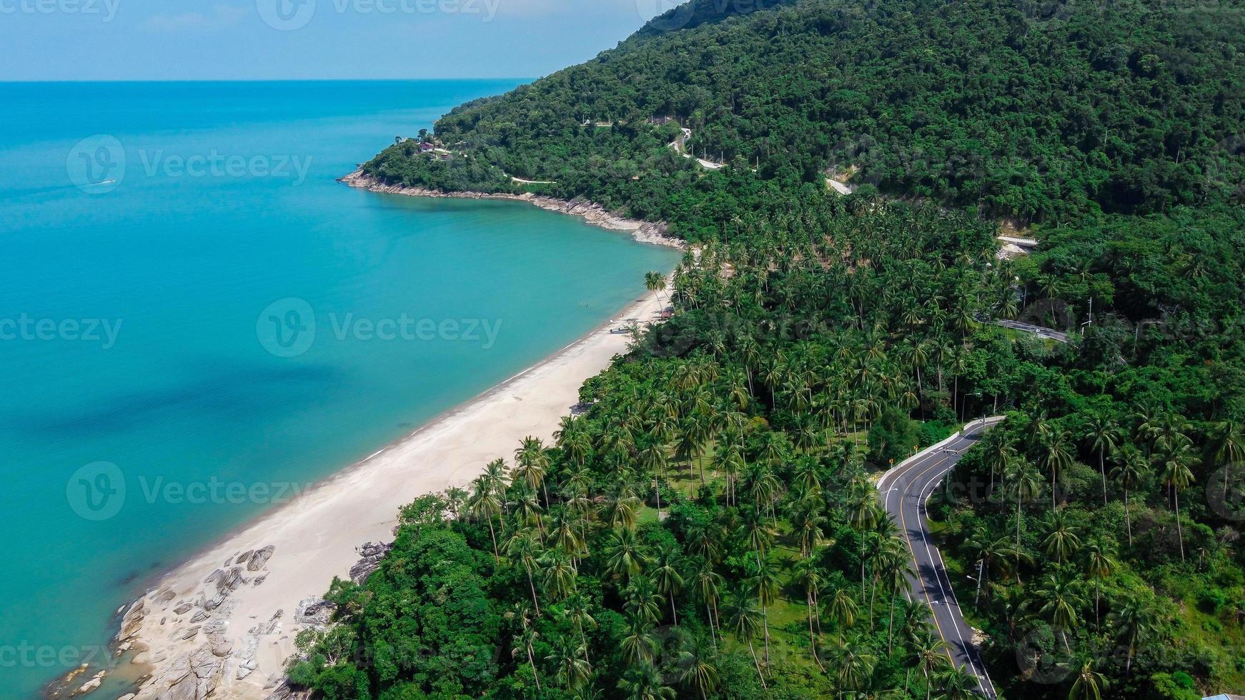 Vue aérienne de la route et de la plage entre en Thaïlande photo