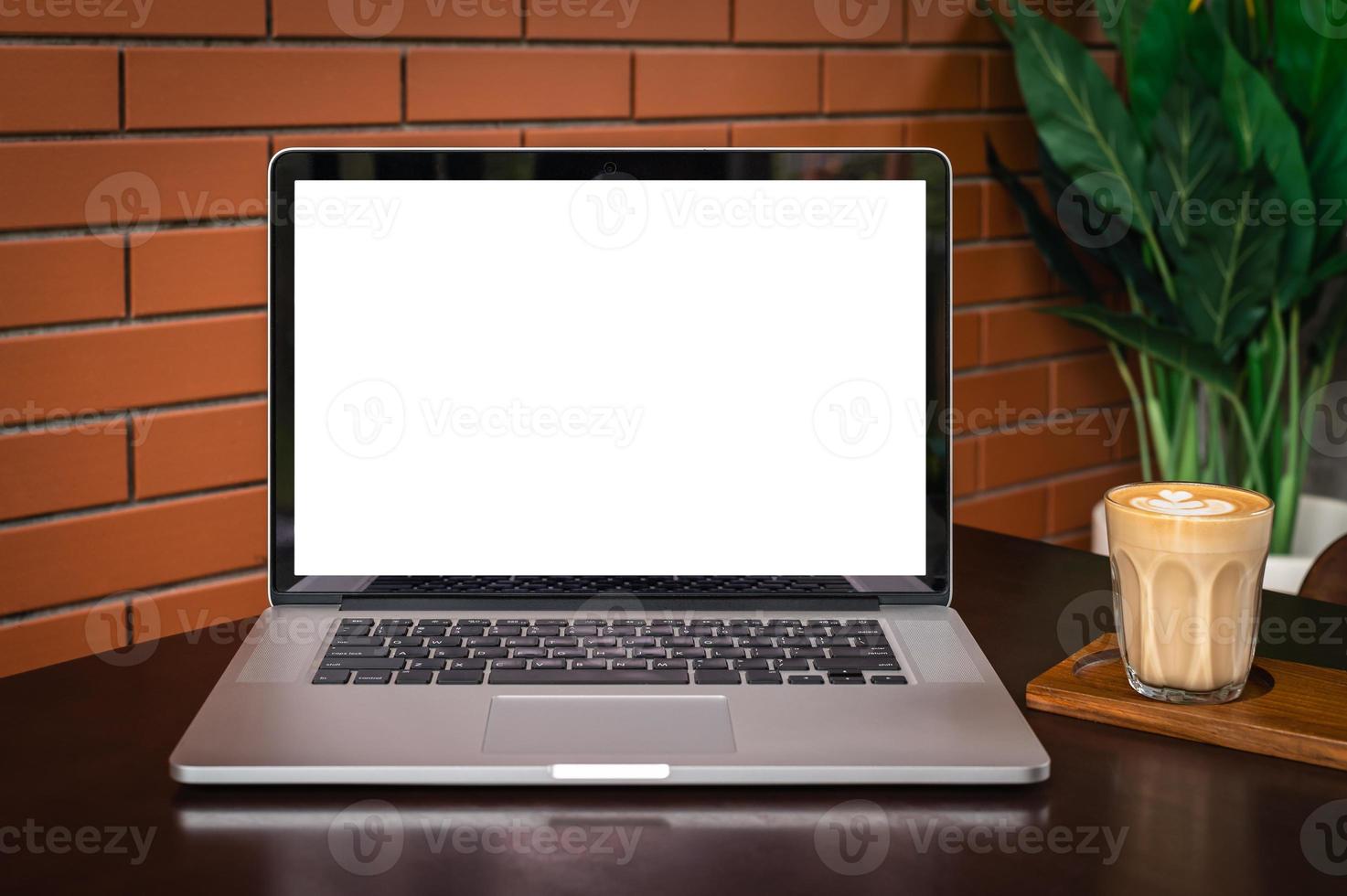 écran blanc d'ordinateur portable avec art latte photo