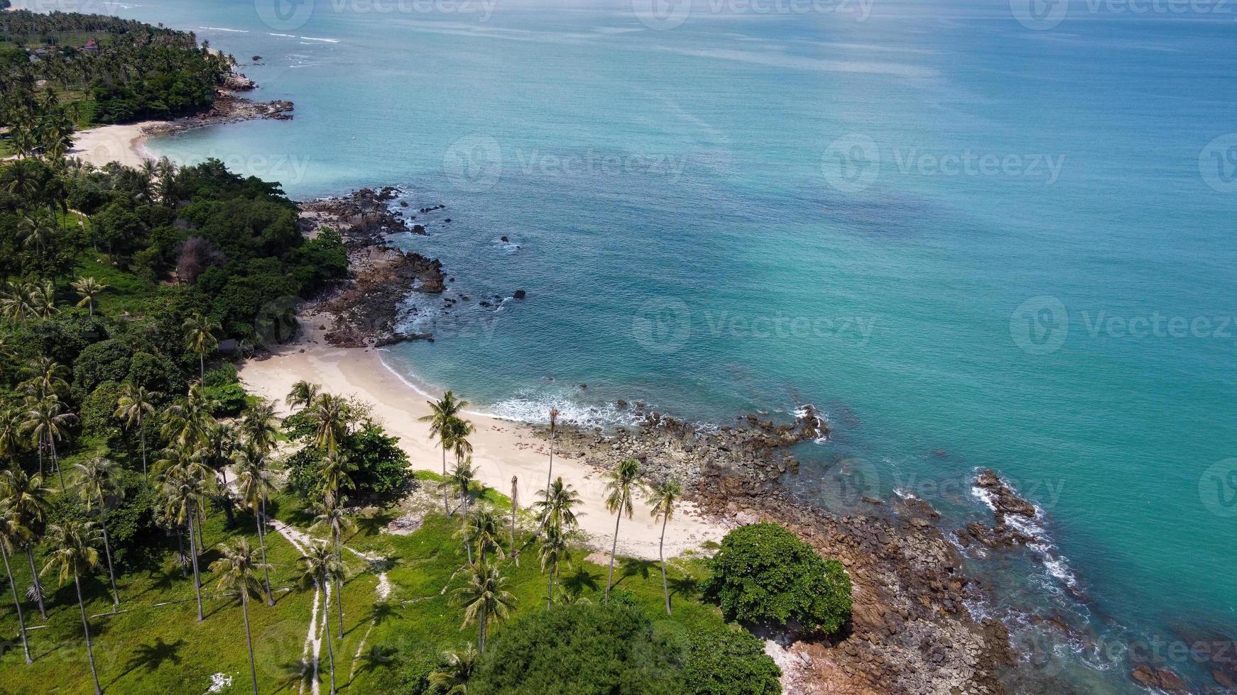 Vue aérienne de la plage secrète à Krabi, Thaïlande photo