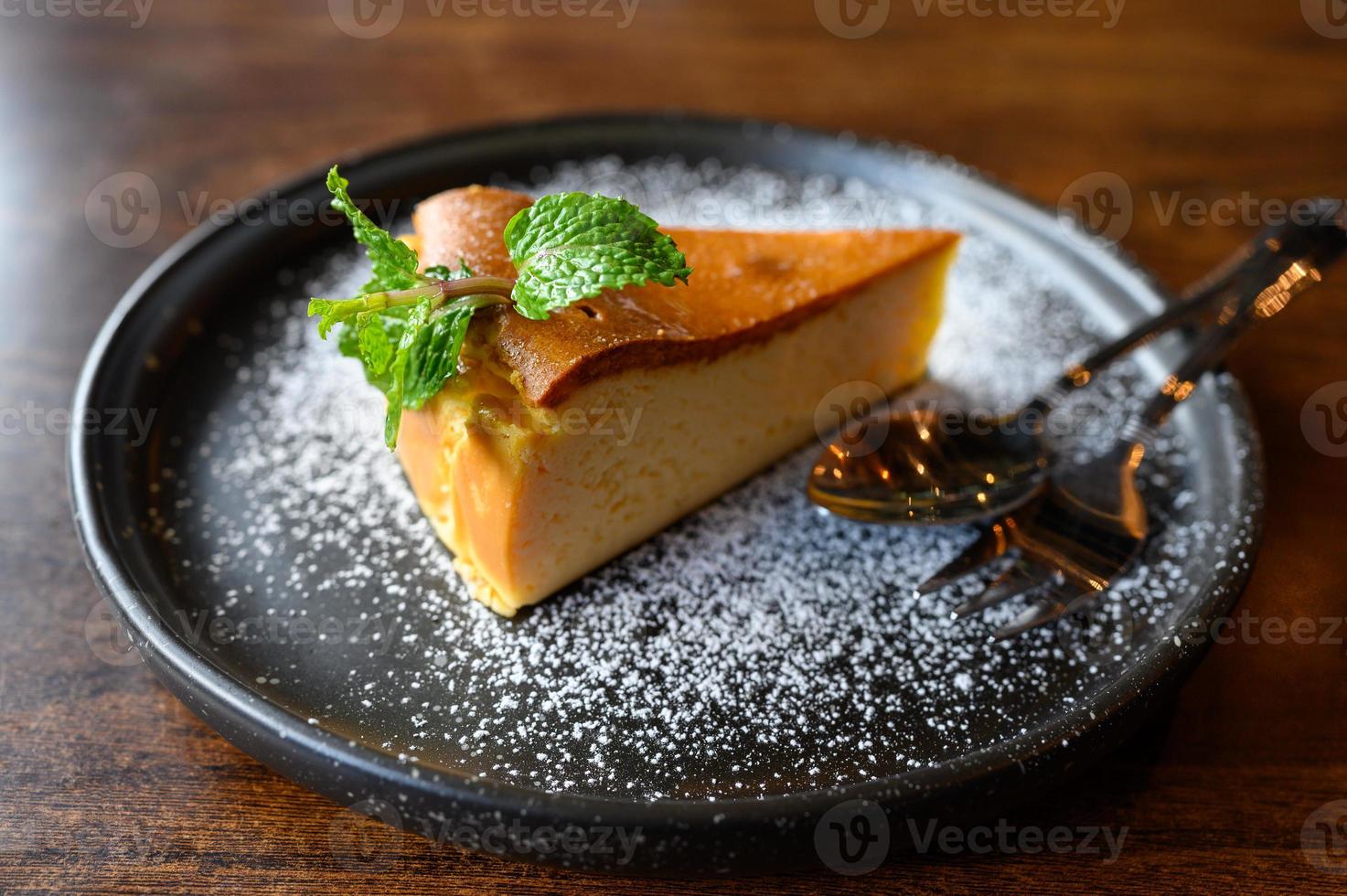 gâteau au fromage avec feuilles de menthe photo