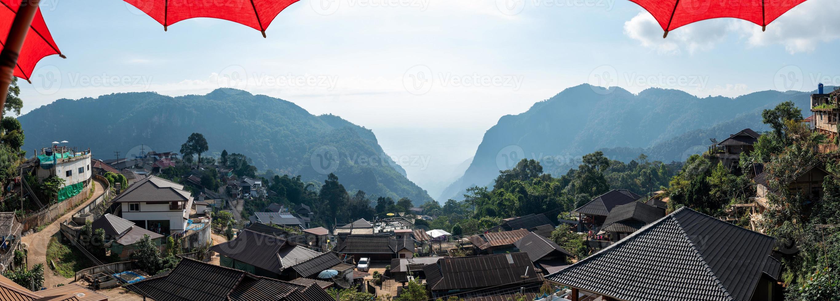 Vue panoramique du village de phahee avec des montagnes à Chiang Rai, Thaïlande photo