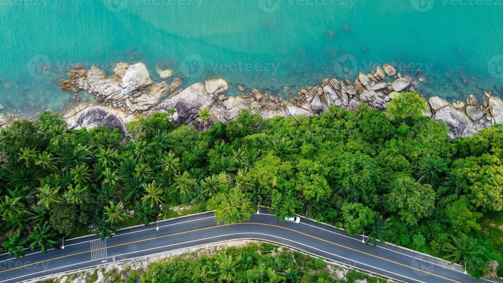 Vue aérienne d'une route de l'île en Thaïlande photo