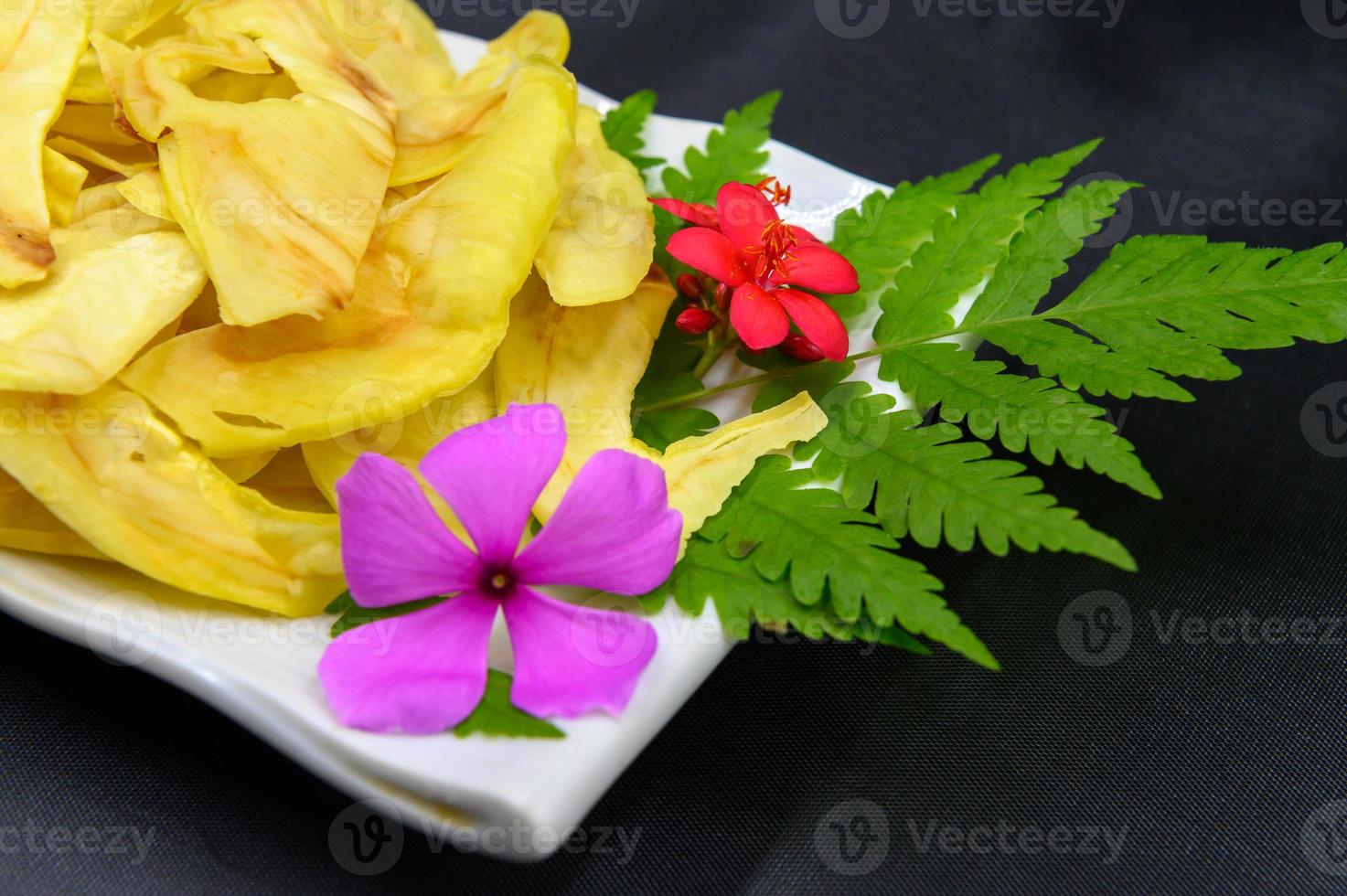 durian frit avec fleurs et feuilles photo