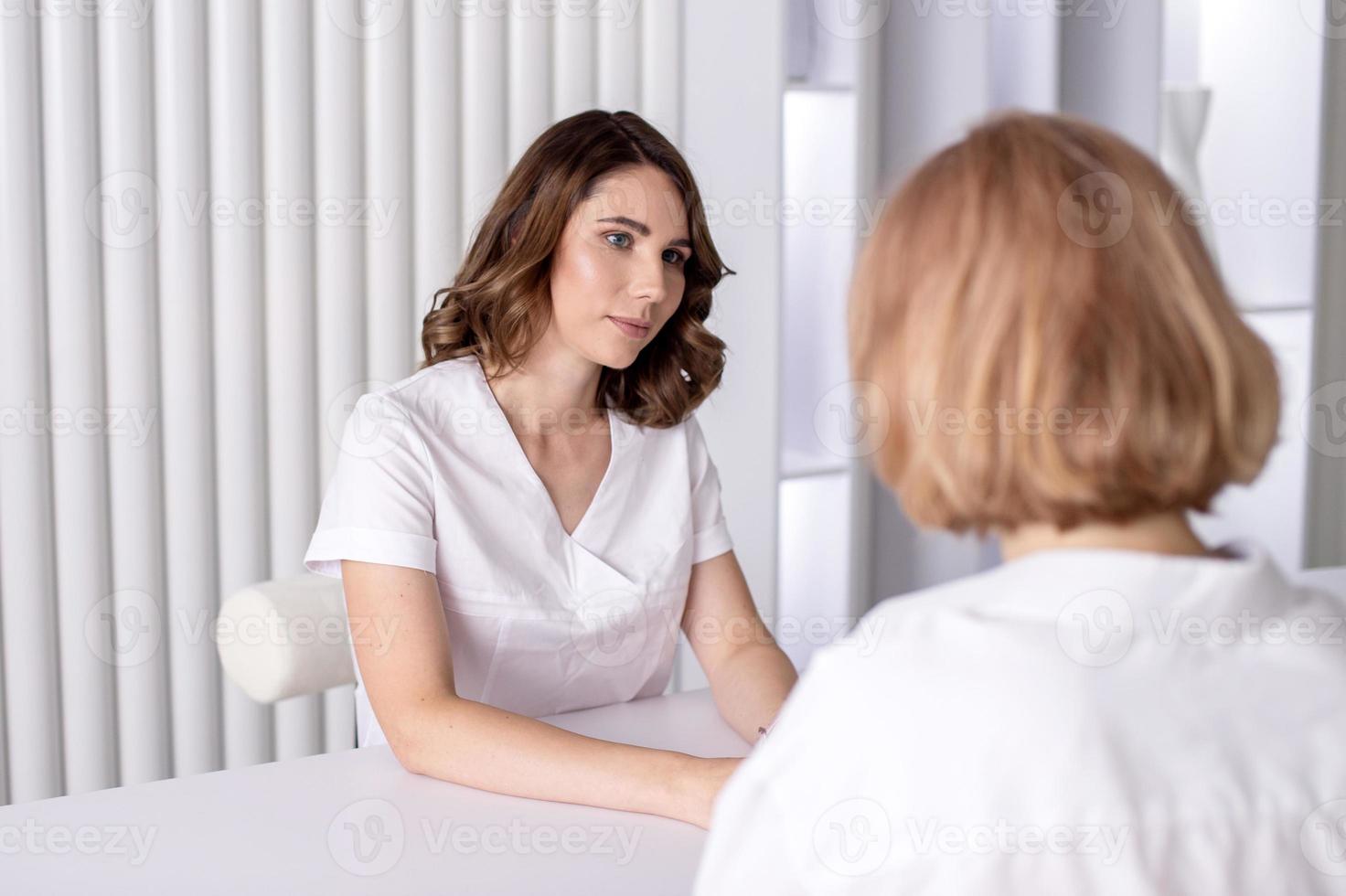 une femelle médecin conduit un rendez-vous, une médecins consultation photo