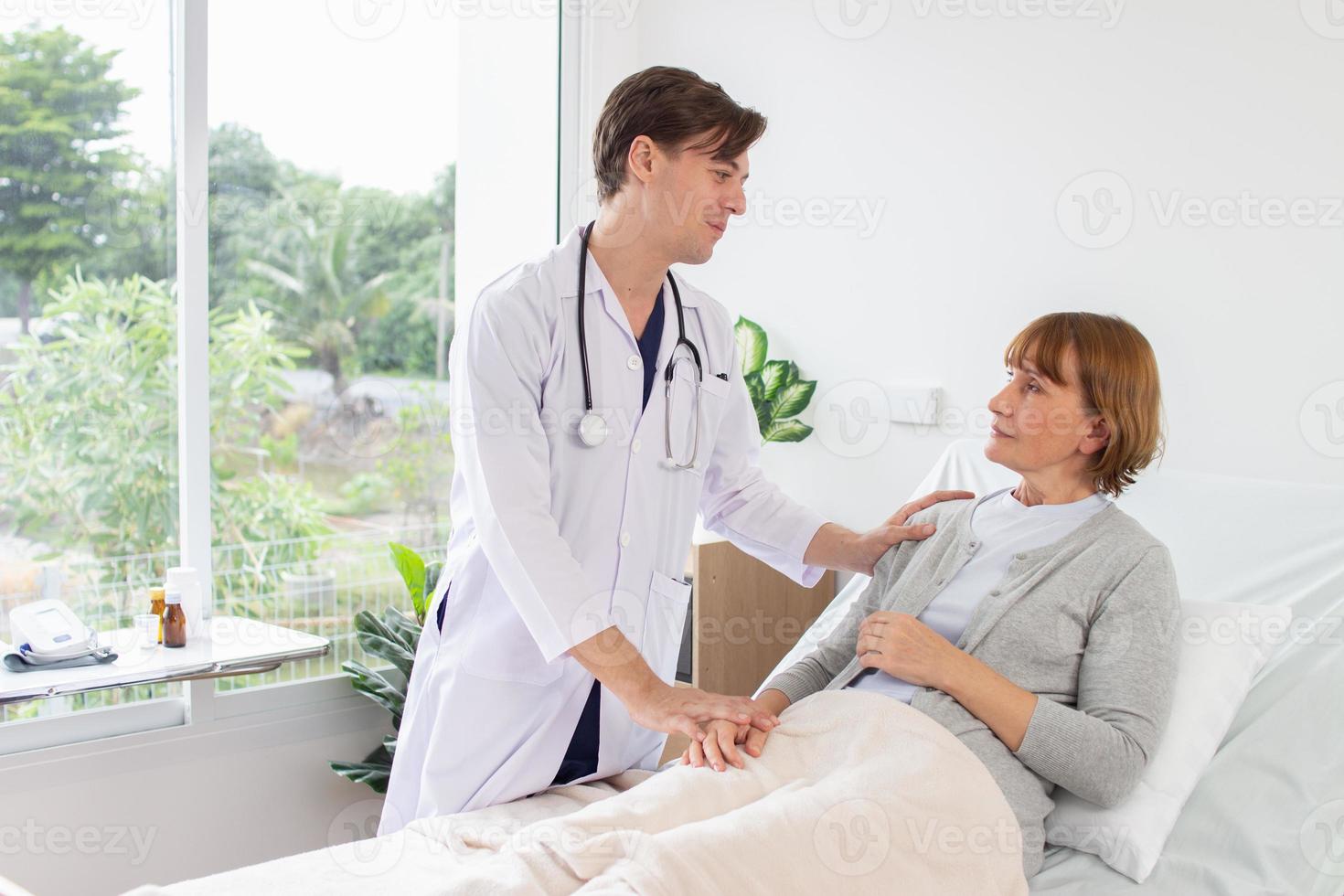 le médecin est examiner le patient dans le hôpital caucasien médecin portant robe et une stéthoscope parlant à une femelle patient à le hôpital photo