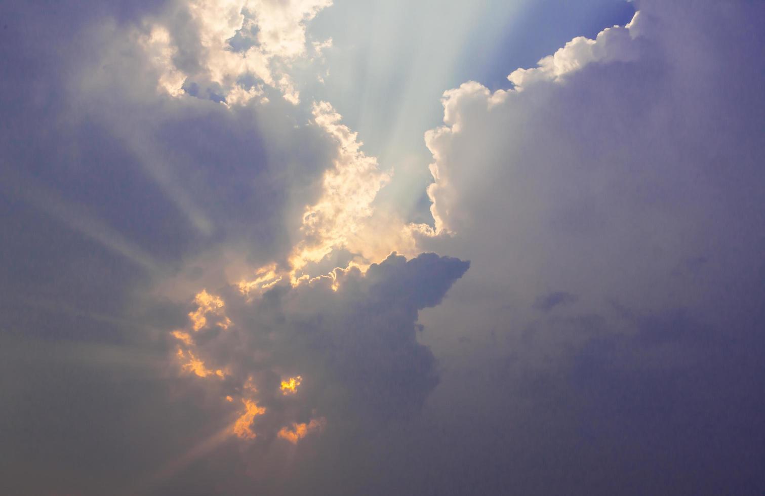 ciel et nuages blancs photo