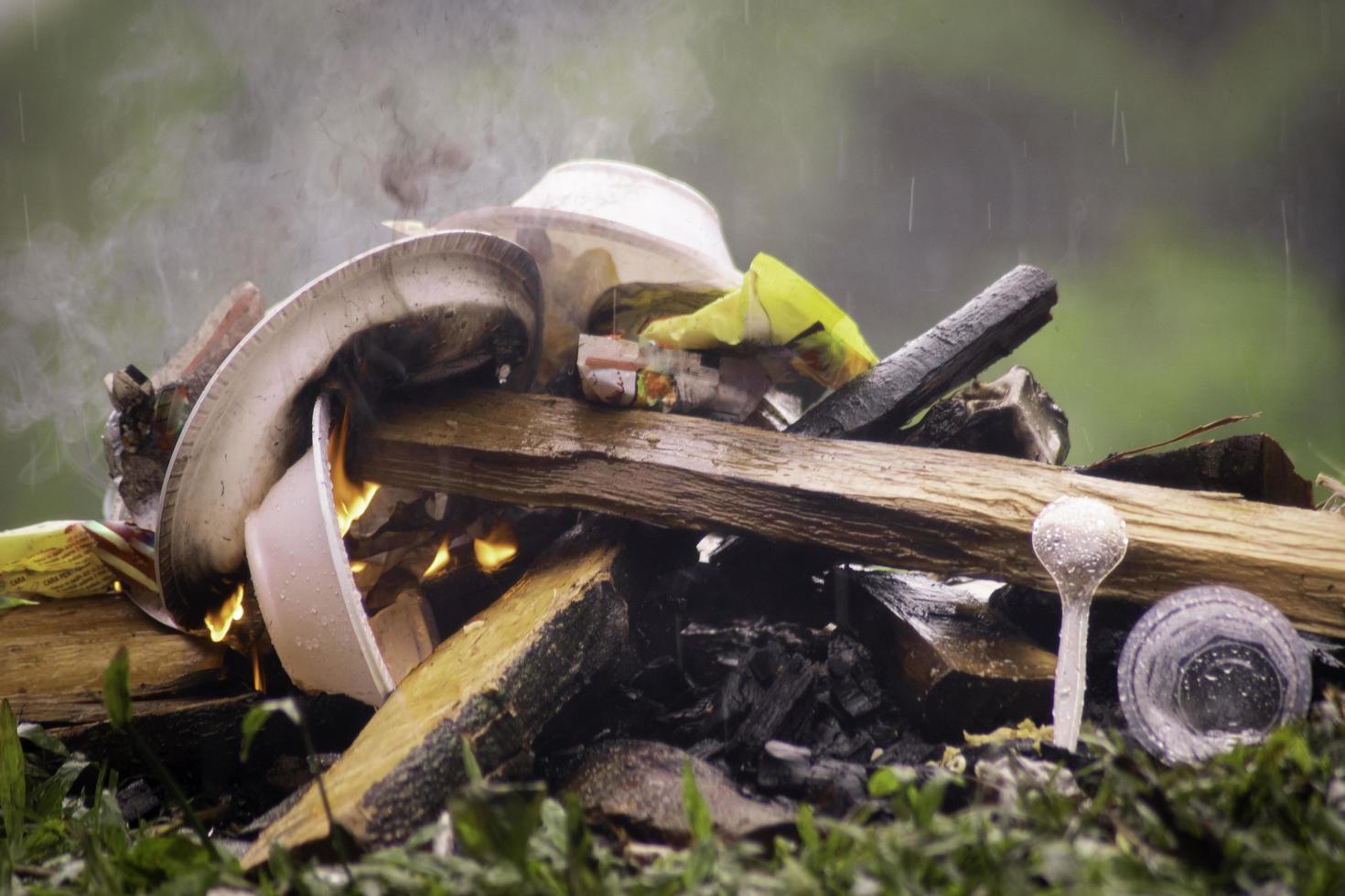 Feu dans le forêt, pile de bois avec des ordures photo