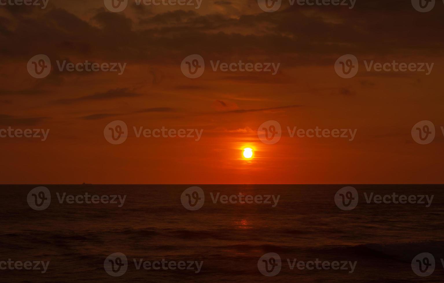 rouge le coucher du soleil plus de océan. magnifique soir ciel photo