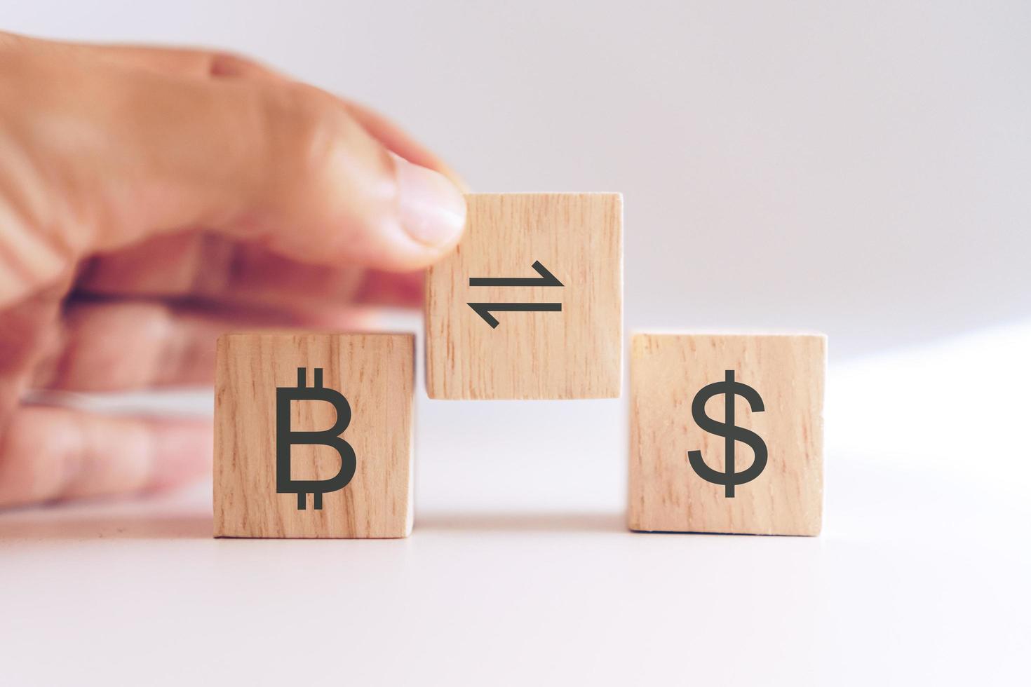 Commerce de bitcoin ou échange en signe dollar sur cube en bois photo
