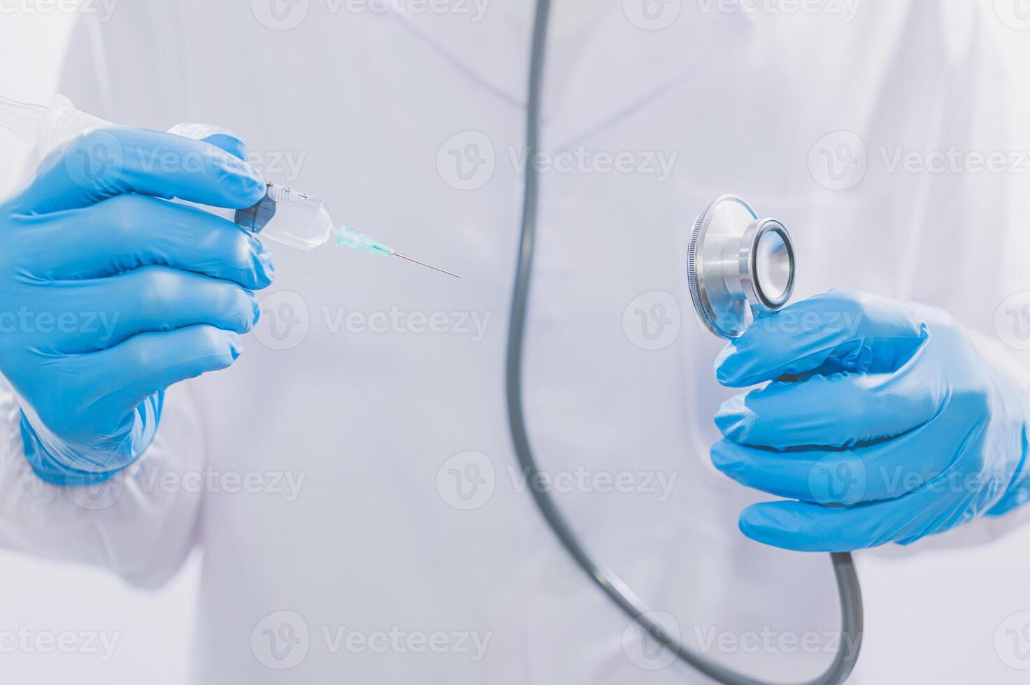 médecin avec un vaccin pour lutter contre le covid-19 photo