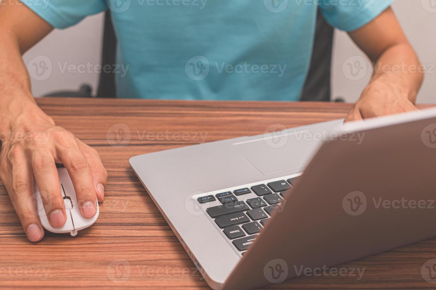 personne utilisant un ordinateur portable pour travailler sur un bureau photo