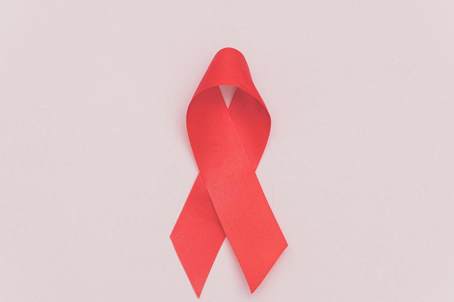 le ruban rouge symbolise la journée mondiale de la santé photo