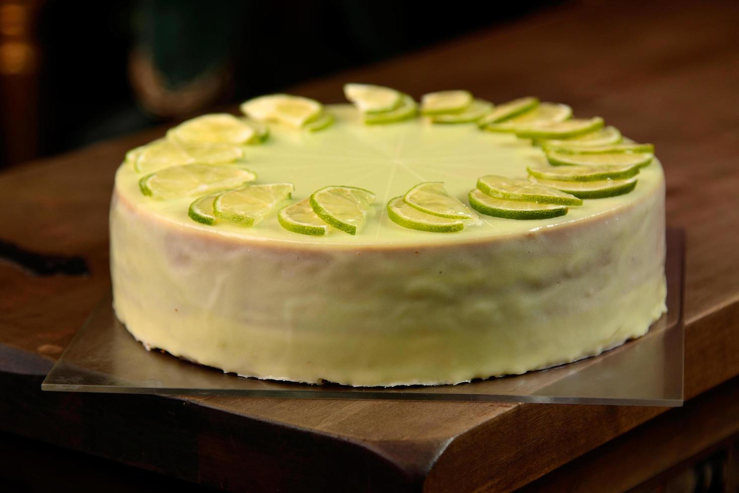 Cheesecake au citron vert sur la vieille planche de bois photo