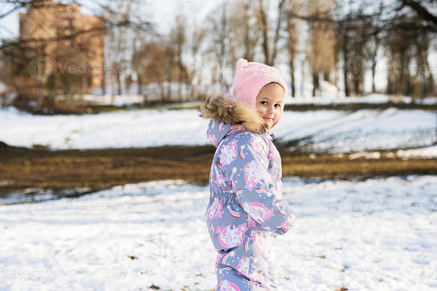 Bébé Fille Porter Une Combinaison De Neige Enfant Sur Une Journée  Ensoleillée D'hiver Gelée Photo stock - Image du gosse, froid: 268890016