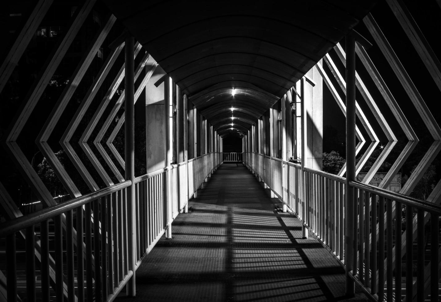 lumière dans le tunnel à bekasi Indonésie noir et blanc version photo