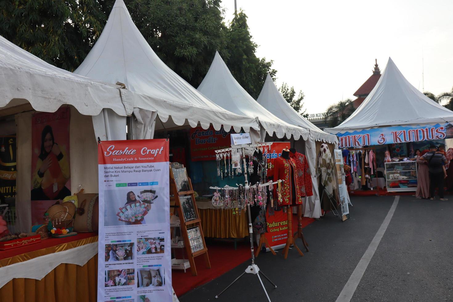 kudus, décembre 2022. photo portrait de le kudus expo micro, petit et moyen entreprises, avec divers sortes de vêtements, nourriture et boissons. situé dans le kudus carré bondé avec les vendeurs visiteurs.