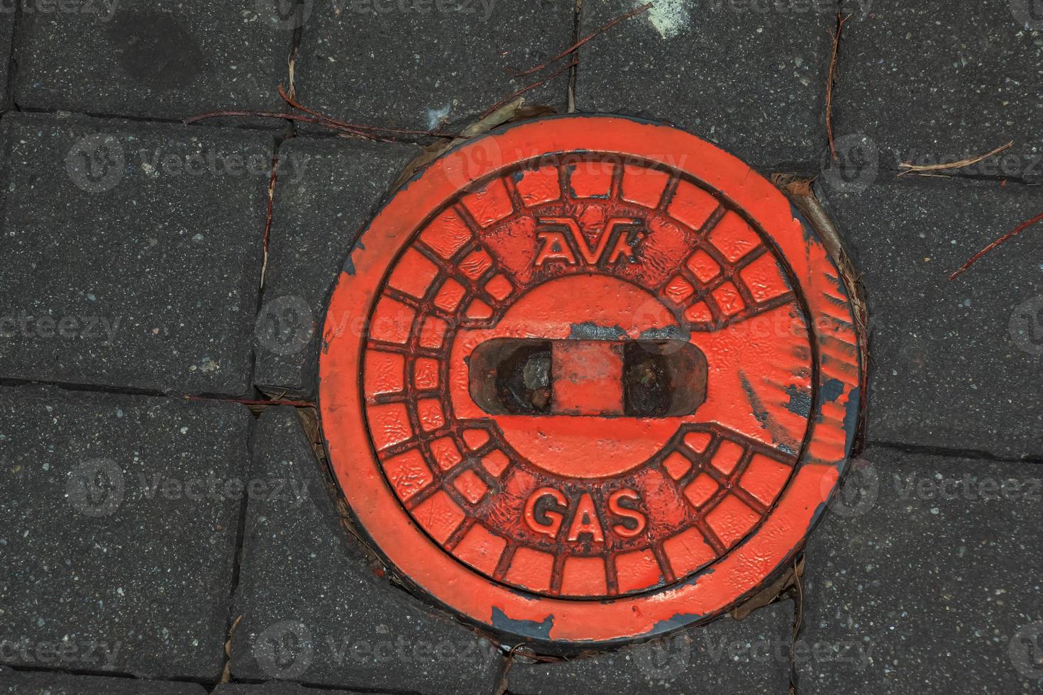 couvercle de trou d'homme du système de gazoduc. une trappe métallique massive pour l'accès aux communications de la ville dans le trottoir. photo