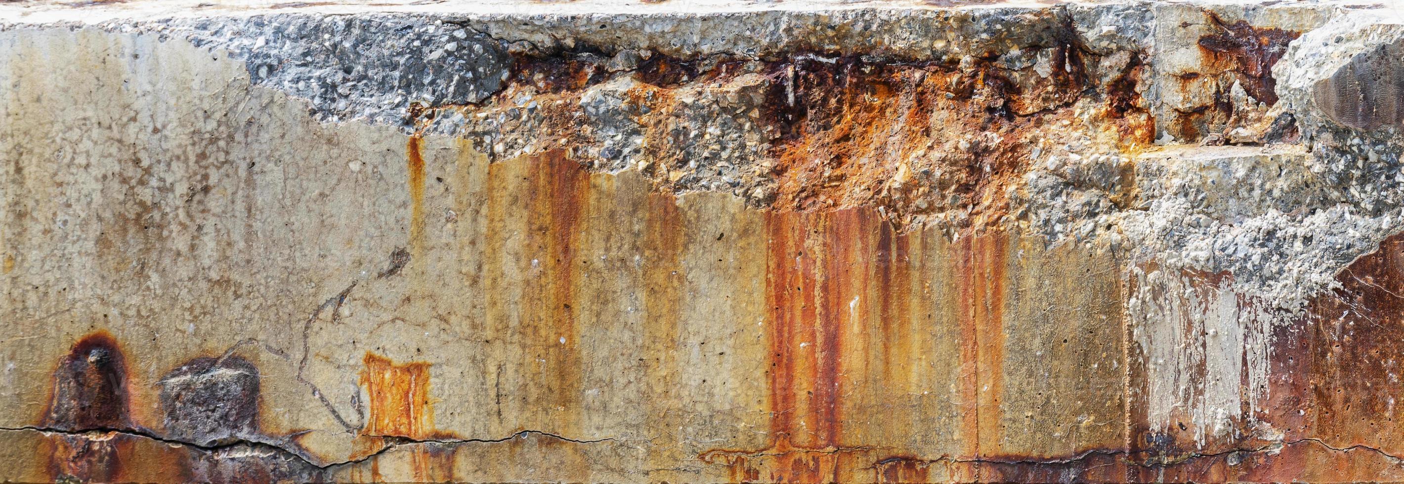 mur de béton de fissure de texture avec des taches de rouille photo