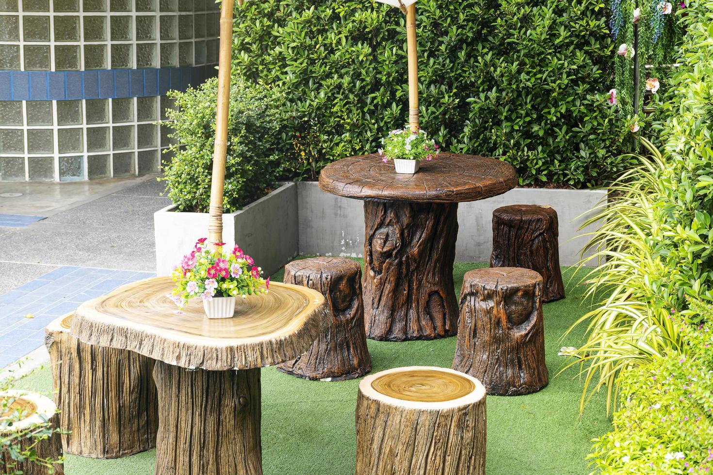 Extérieur en bois table et chaise dans jardin photo