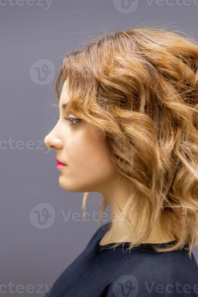 femme avec rouge longue ondulé coiffure photo