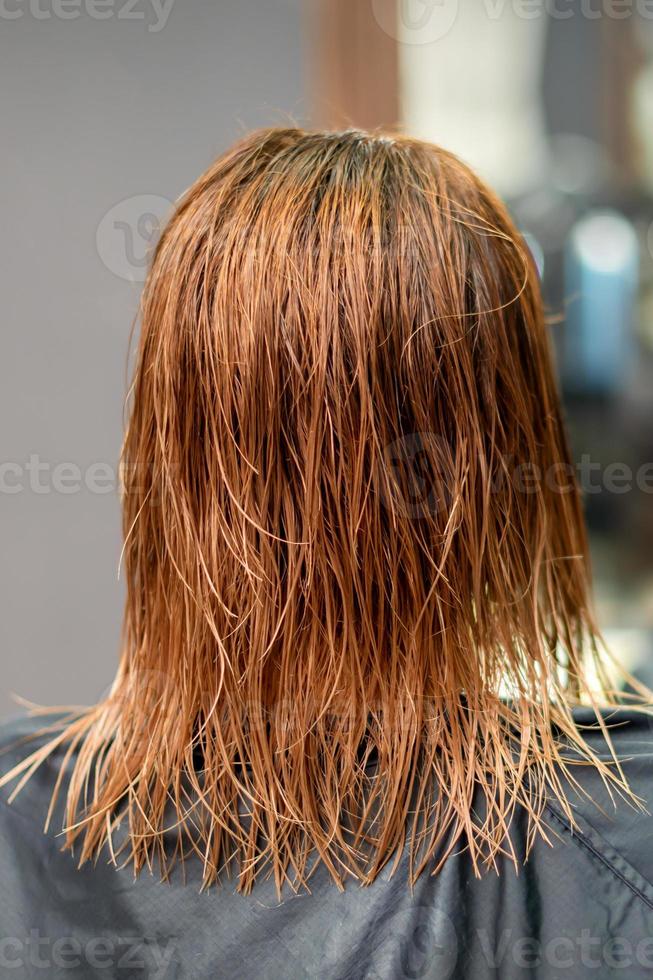 retour vue de humide longue rouge cheveux photo