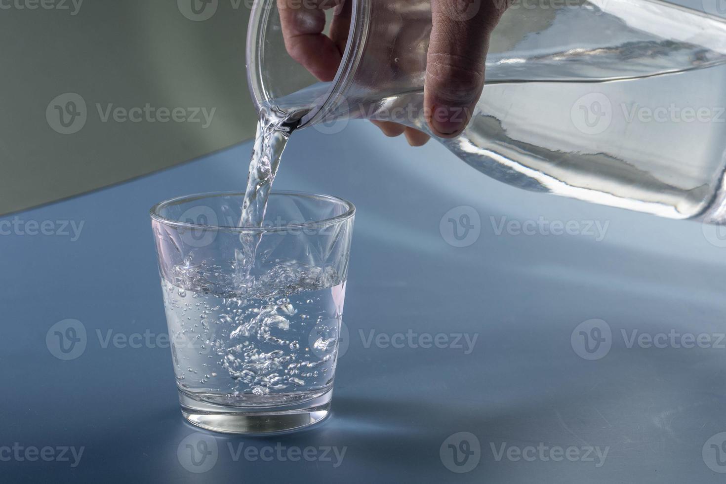 détail de la personne remplissage verre de l'eau. hydratation concept photo