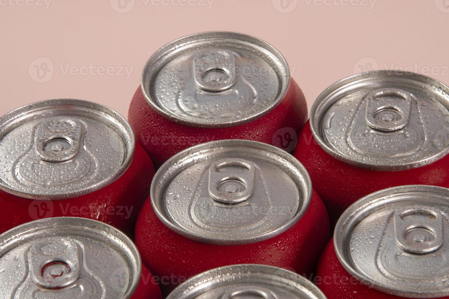 canettes de soda rouges froides à usage conceptuel photo