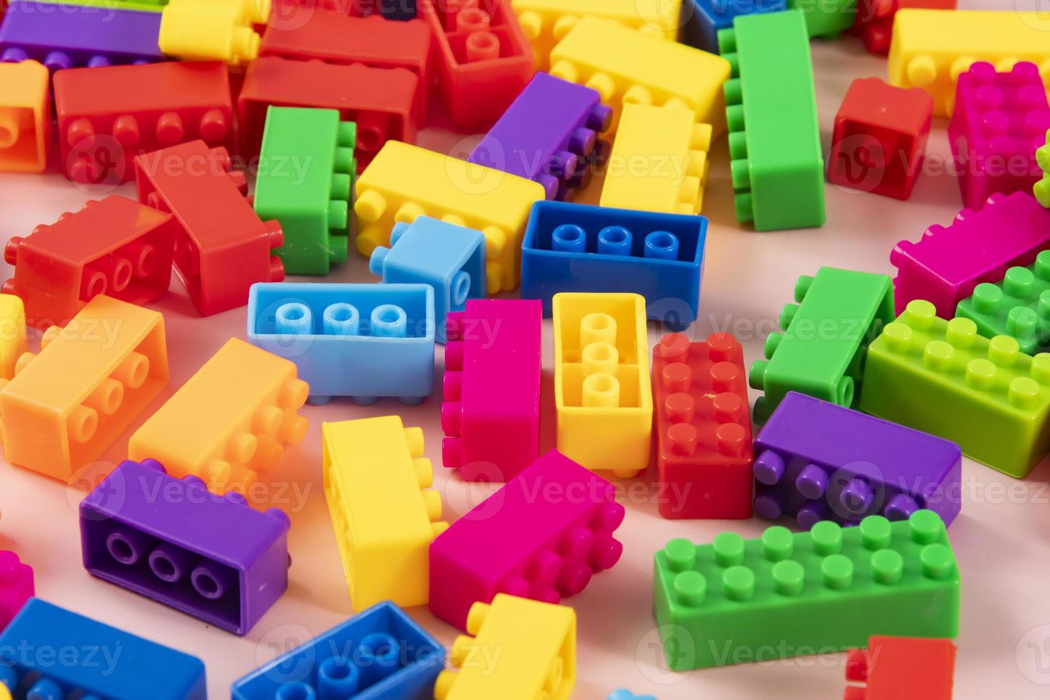 motifs de blocs de construction en plastique colorés isolés. jouet pour enfants photo