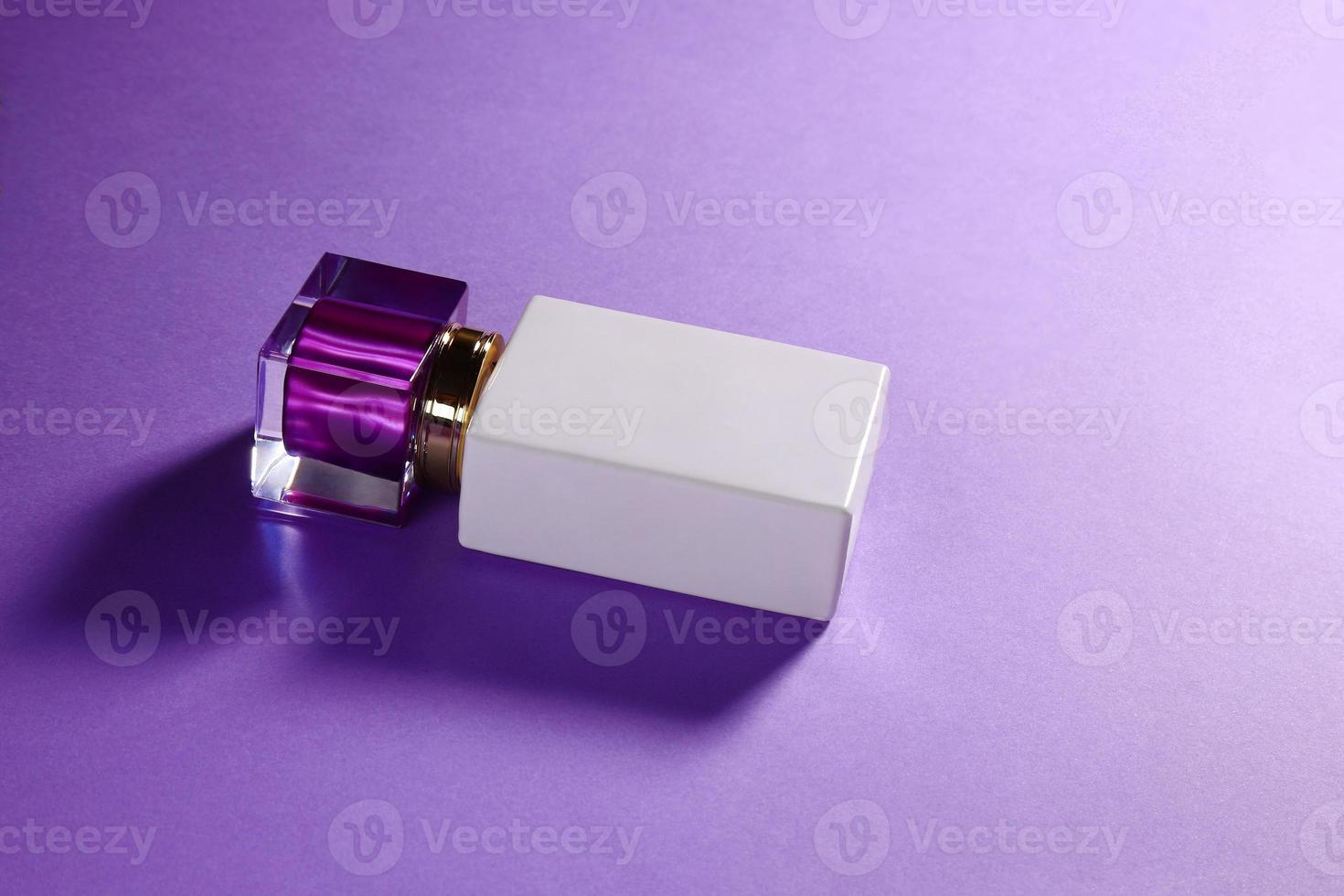 parfum blanc bouteille avec violet haut, maquette photo