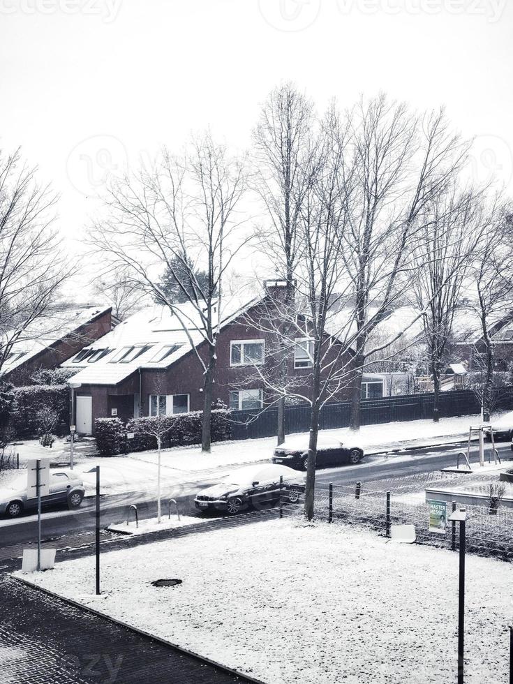 couvert de neige rue avec Maisons dans le Contexte photo