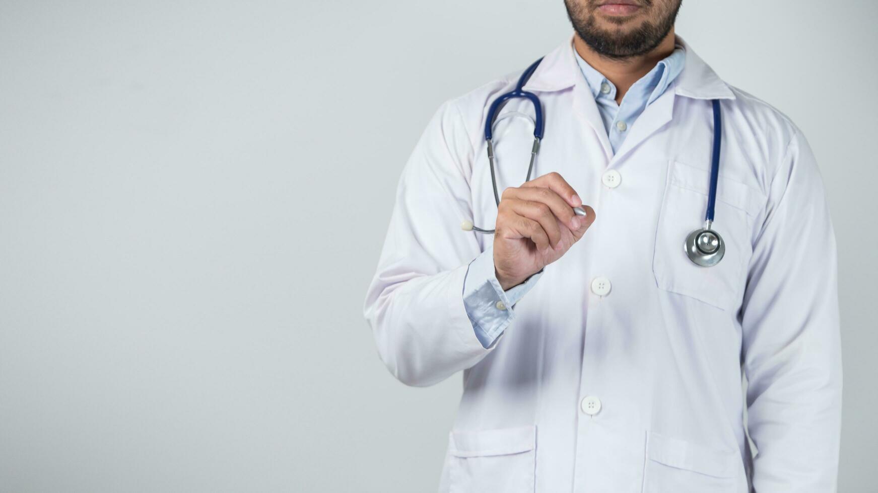 Masculin médecin est en portant stéthoscope dans le caméra photo