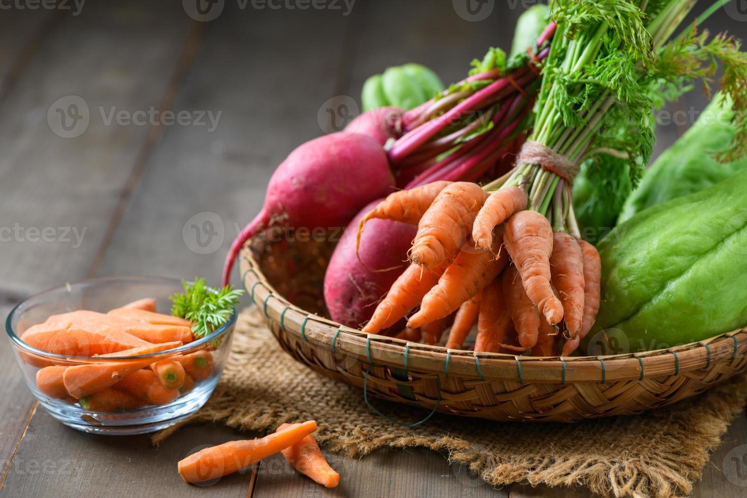 en bonne santé des légumes sur panier, bébé carottes et un radis photo