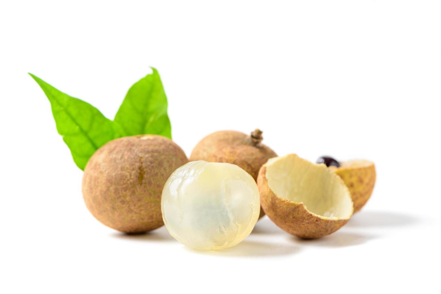 Frais longan fruit avec feuilles isolé sur blanc arrière-plan, photo