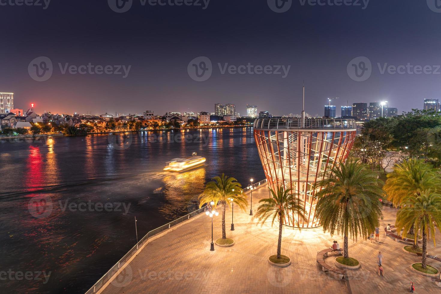 magnifique nuit vue avec coloré ciel à point de repère 81 - il est une super grand gratte-ciel avec développement bâtiments le long de saigon rivière dans ho chi minh ville, vietnam. photo