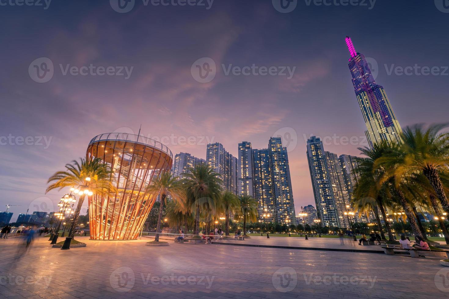 magnifique nuit vue avec coloré ciel à point de repère 81 - il est une super grand gratte-ciel avec développement bâtiments le long de saigon rivière dans ho chi minh ville, vietnam. photo