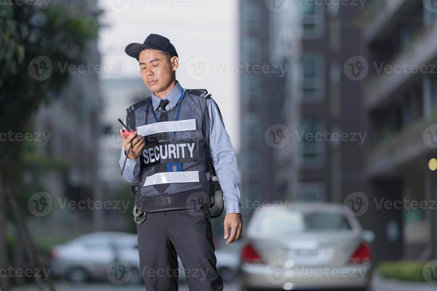 Masculin Sécurité garde en utilisant portable radio photo