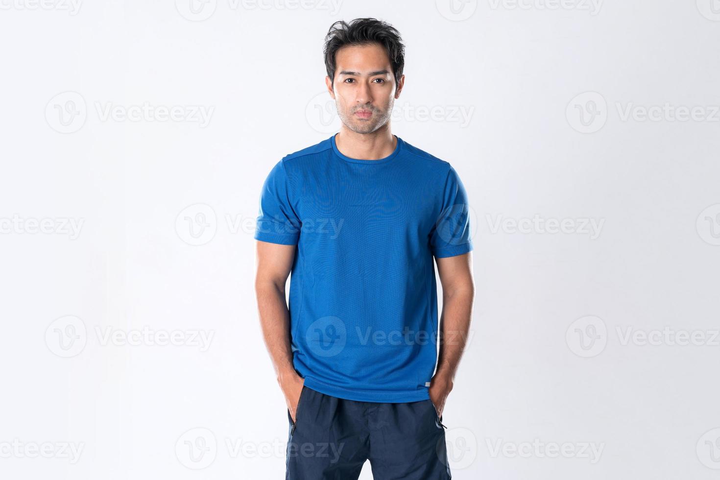 élégant Jeune homme dans bleu chemise permanent sur blanc Contexte photo