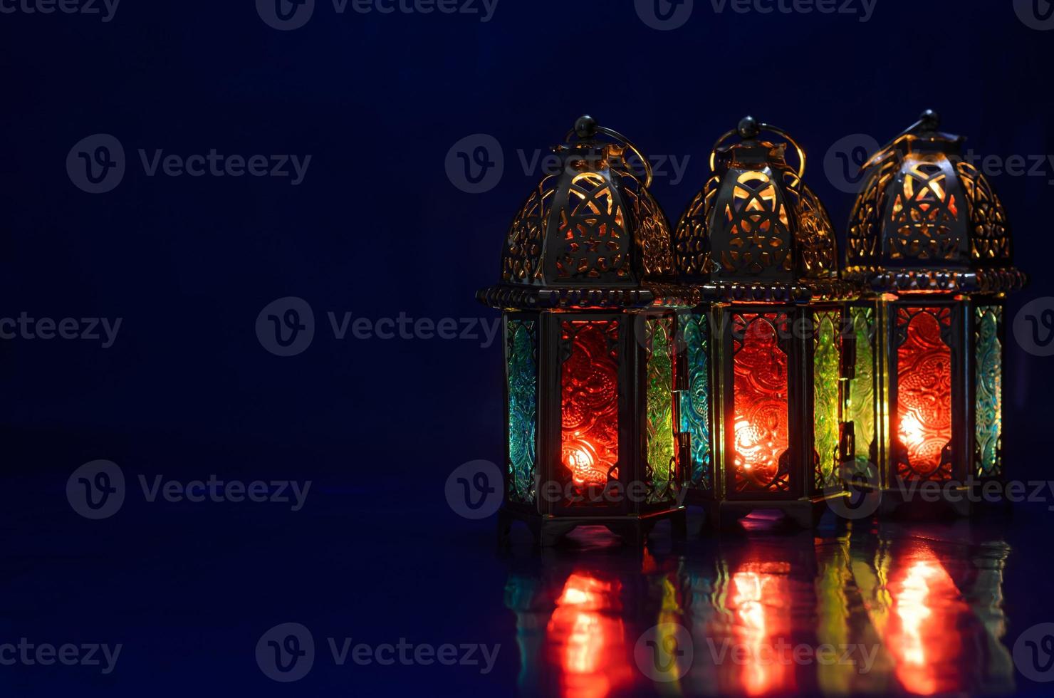 lanternes mettre sur table avec foncé bleu Contexte pour le musulman le banquet de le saint mois de Ramadan Karim. photo