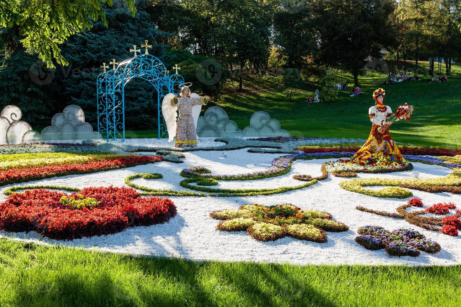 sculpture faite de fleurs d'été photo